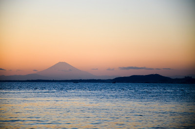 日本黄昏金谷港的富士山