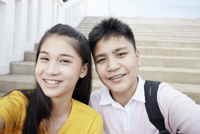 年轻的亚洲少年男孩和女孩在自拍