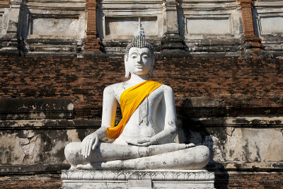 泰国Yai Chaimongkol寺的古代佛像。