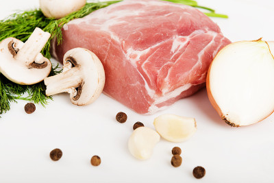 船上的新鲜生肉加上调味料