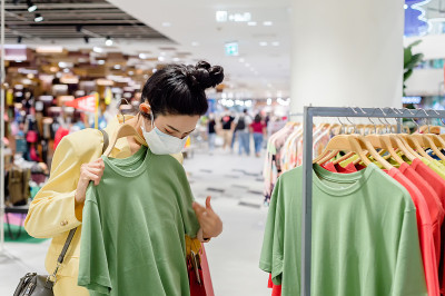 女人在城市里购物