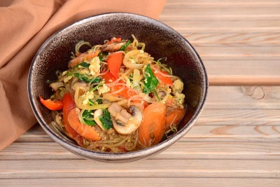 印尼炒米粉配蔬菜或Bihun goren