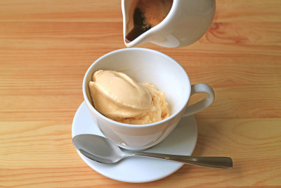 一壶热的意式浓缩咖啡准备倒入一杯香草冰淇淋美味的Affogato