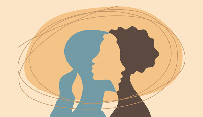 两个年轻女子拥抱在一起