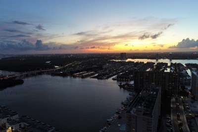 海景日落鸟瞰图。阳光群岛，迈阿密，美国。伟大的景观。假期旅行。热带旅行。