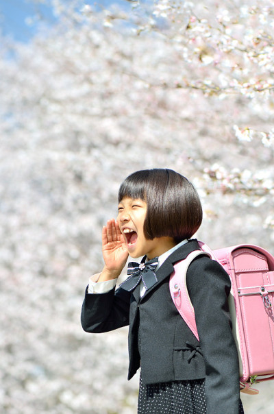 呼びかける新一年生の女の子(桜)