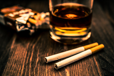 一杯威士忌，一盒香烟