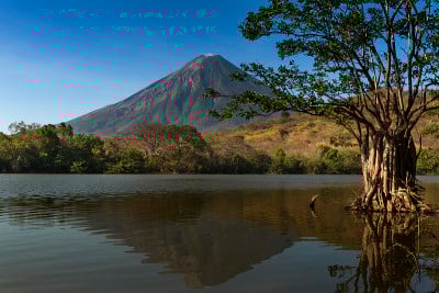 康塞普西翁火山和它的倒影在水在奥梅特佩岛，尼加拉瓜