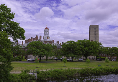位于波士顿的哈佛大学校园里，沿着查尔斯河的钟楼和绿色小径