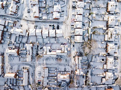 鸟瞰图在英国的传统住宅郊区下雪。