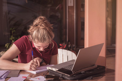 年轻女性或学生在阳台上远程办公