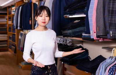 卖西服外套的女售货员