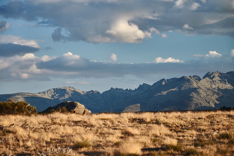 从Peñanegra港(Peñanegra)看到的Sierra de Gredos。阿维拉。卡斯提尔