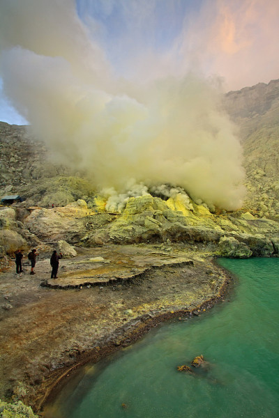 在印尼卡瓦伊真火山口提取硫磺