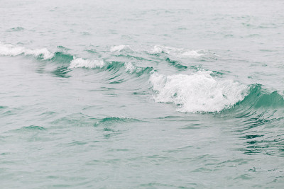 海中翻滚的波浪，自然是海的背景