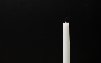 黑色背景上的白色宗教蜡烛