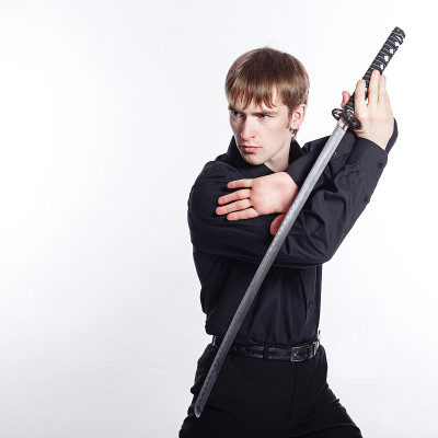 手里拿着武士刀的男人