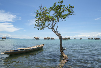 Mabul Bodgaya岛婆罗洲海上吉普赛水村。