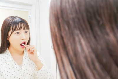年轻女子在睡觉前刷牙