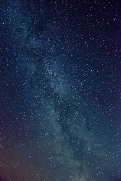 景观与梯度蓝紫银河系。满天星星的夜空。