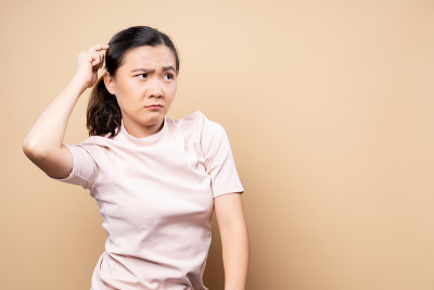 女人挠着头