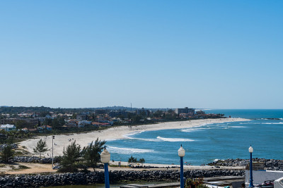 阳光明媚的一天，Itaúna海滩，萨夸雷马在里约热内卢，巴西。以海浪和冲浪闻名