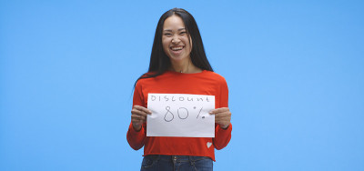 拿着打折牌的年轻女子