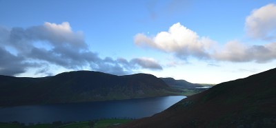 在冬天的早晨穿过Cummock water到达Loweswater