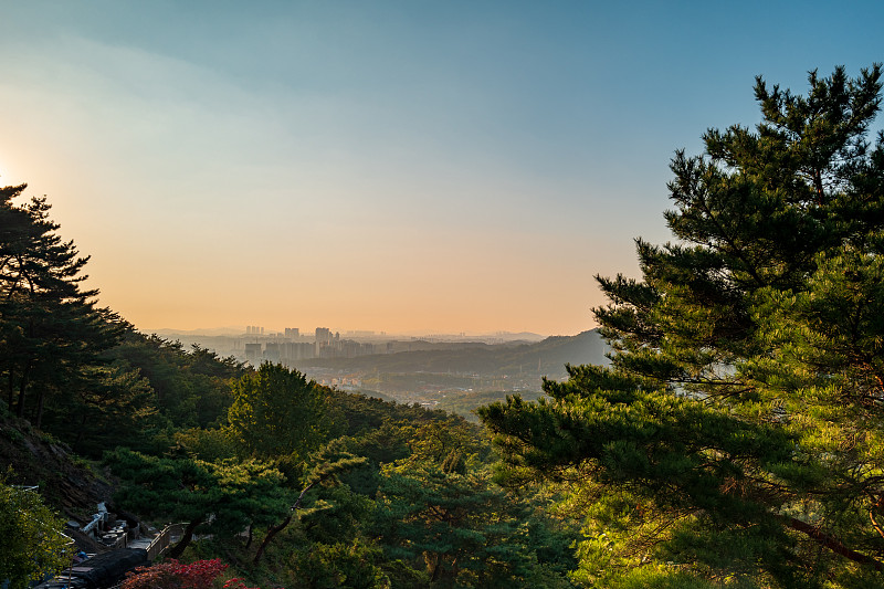 韩国首尔北汉山国立公园龙岩寺日落时的首尔城市建筑。