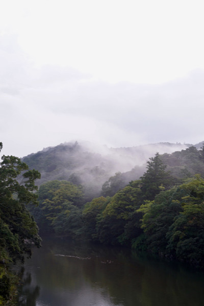 日本的山、河和烟雾