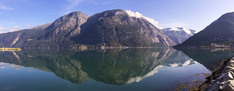 俯瞰群山和艾德峡湾(Eidfjord)，艾德峡湾是一个位于挪威著名的哈当厄峡湾(Hardangerf