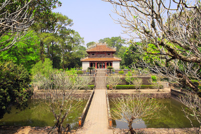 越南，顺化，明芒墓中的古亭和池塘