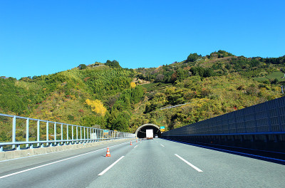 卡车在公路上行驶