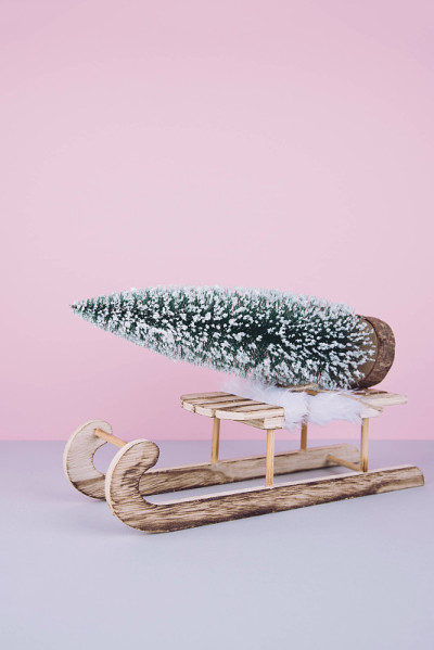 时尚的老式木制雪橇上明亮的背景。