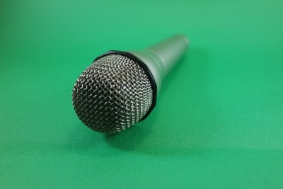 绿色背景上的无线麦克风