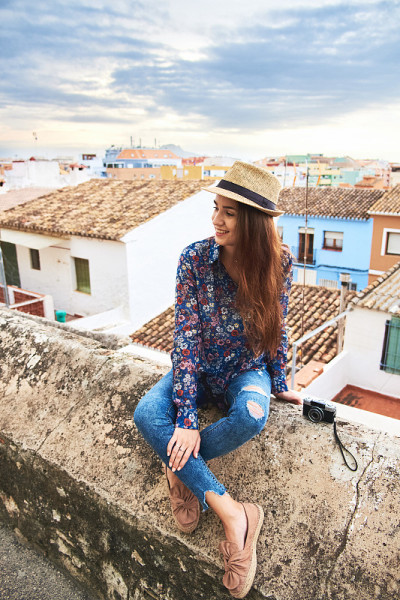 年轻女子很享受在西班牙的旅行