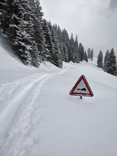 交通继电器陷在雪中。瑞士山区积雪覆盖的公路。从格拉尔到穆塔塔