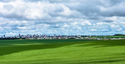 巴西巴拉那州的乡村景观，以卡斯卡维尔市为背景