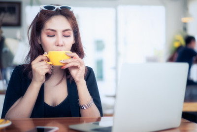 坐在咖啡馆里的女人。