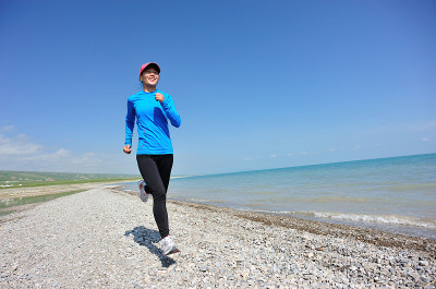 跑步运动员在海边跑步