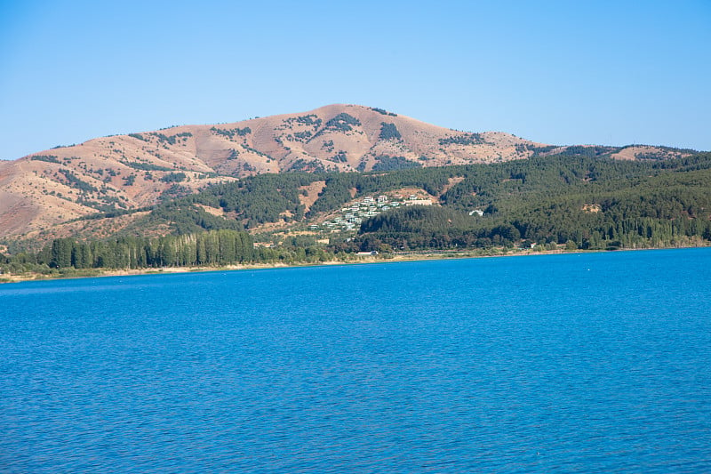 以拉齐格的哈扎尔湖(Elazığ)是该地区最重要的自然资产之一。