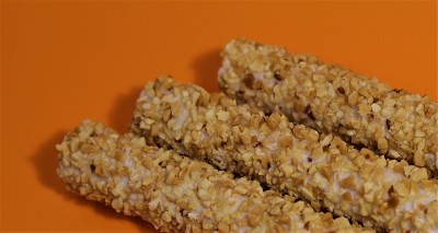 橘色的桌子上，坚果里的甜卷