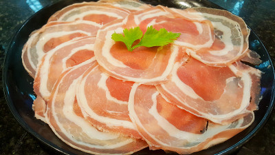 准备好猪肉片放在桌上的盘子里烹饪