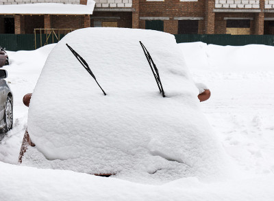 雪下的汽车