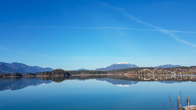 fakersee -奥地利阿尔卑斯山Faaker湖的全景。这个湖被高山环抱着。平静的表面