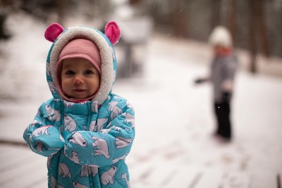 女孩们穿着暖和的衣服在雪地里玩耍