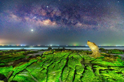 夜景与银河和苔藓岩石的海滩