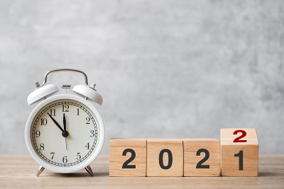 新年快乐，老式闹钟，将2021年改为2022年块。圣诞节，新的开始，决心，倒计时，目标，计划，行动和