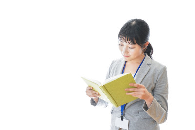 年轻的商人在读一本书