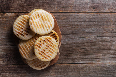 委内瑞拉传统食品玉米饼，由玉米粉制成，俯视图